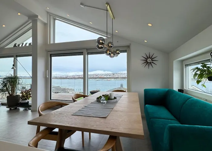 Moderne Sentral Villa Med Fantastisk Utsikt Over Byen